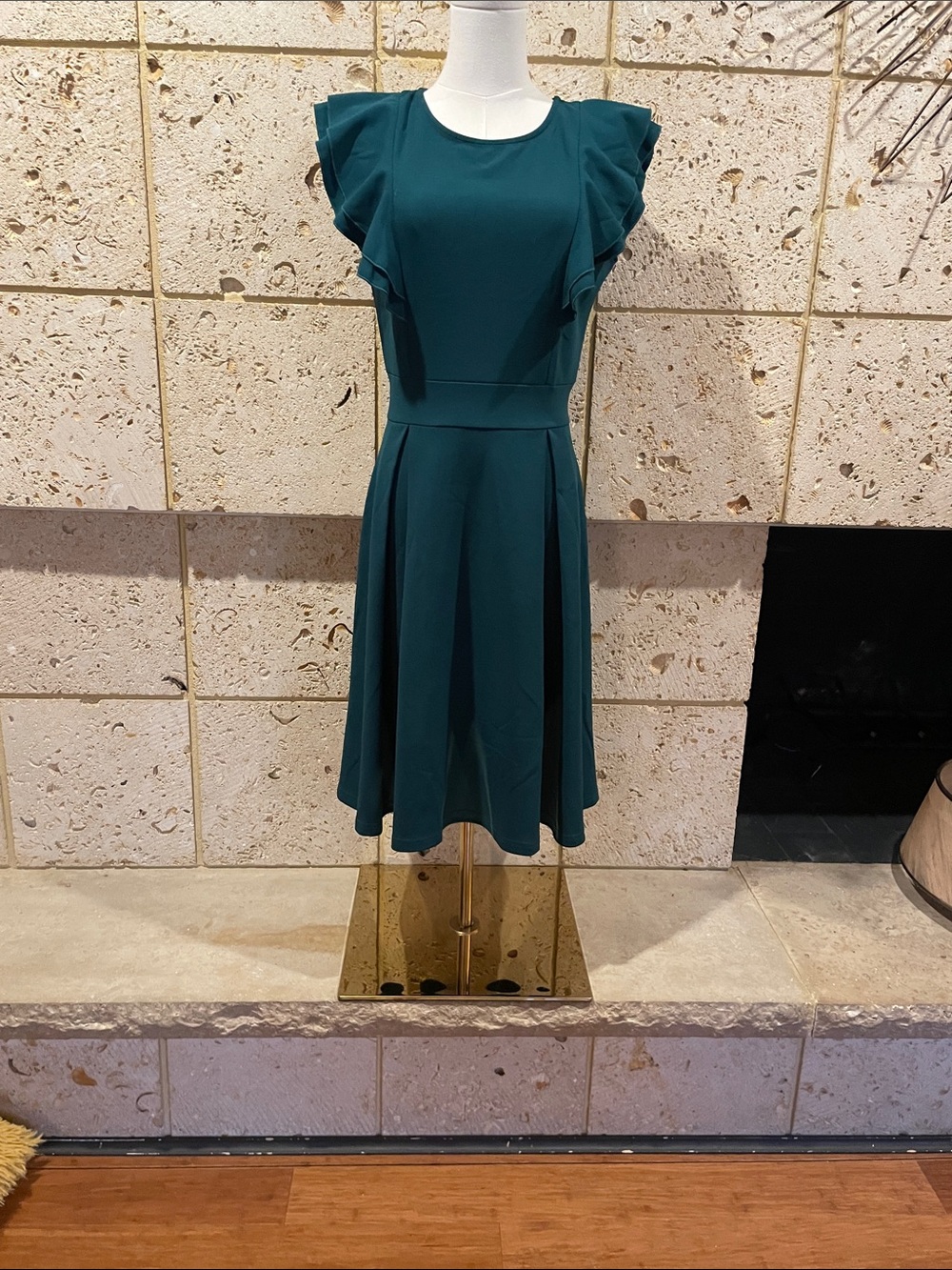 Chic Emerald Green Ruffle-Sleeve Midi Dress